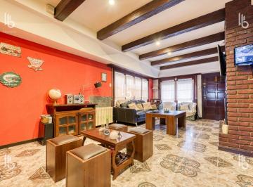 Casa · 240m² · 5 Ambientes · 2 Cocheras · Casa - P. Luro