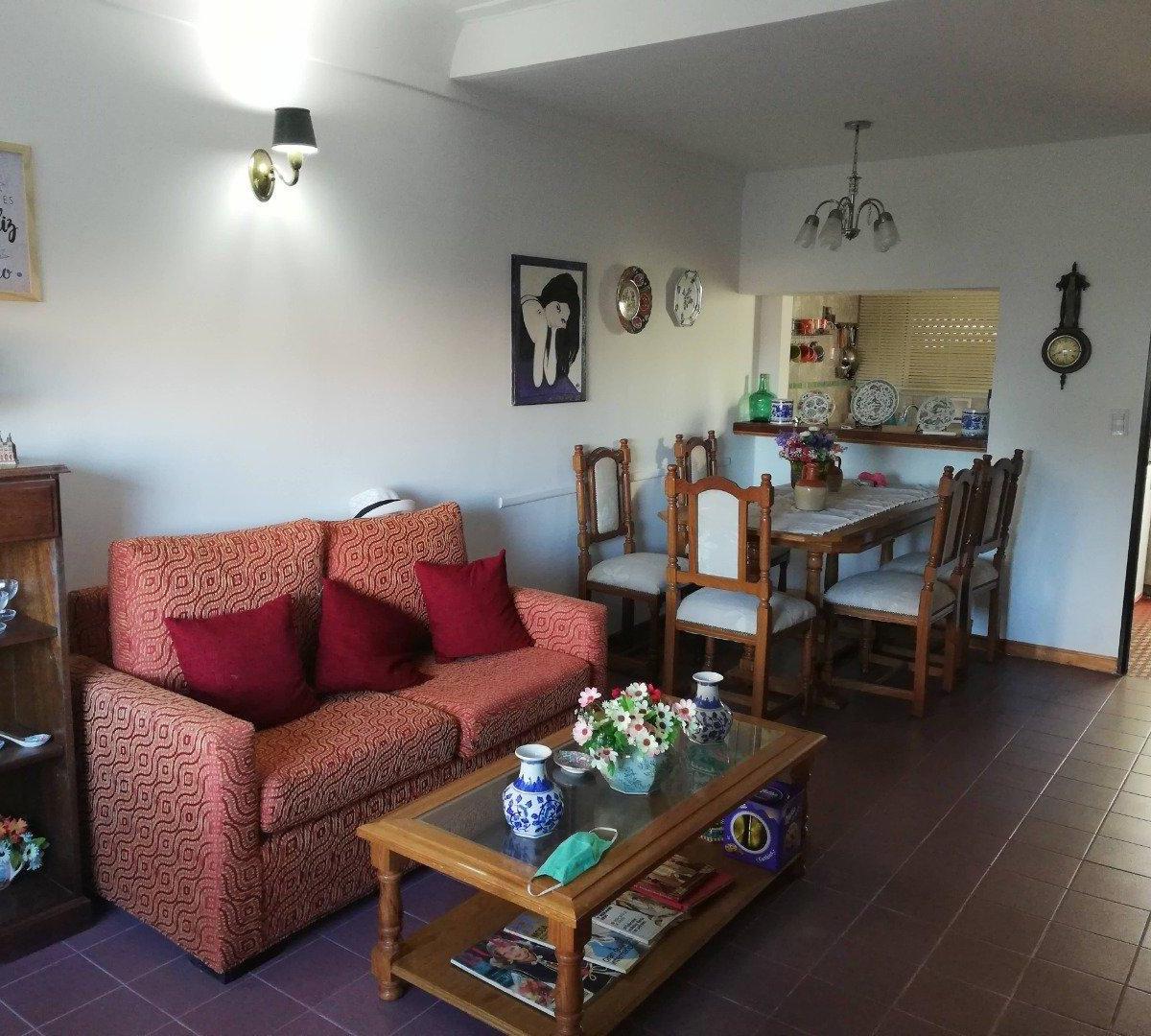 Duplex a dos cuadras de la costa y una de la Av. Mario Bravo. Reciclado. Dispone de living comedor, cocina, lavadero techado, dos dormitorios en planta alta, un baño completo en planta baja y otro en planta alta.
