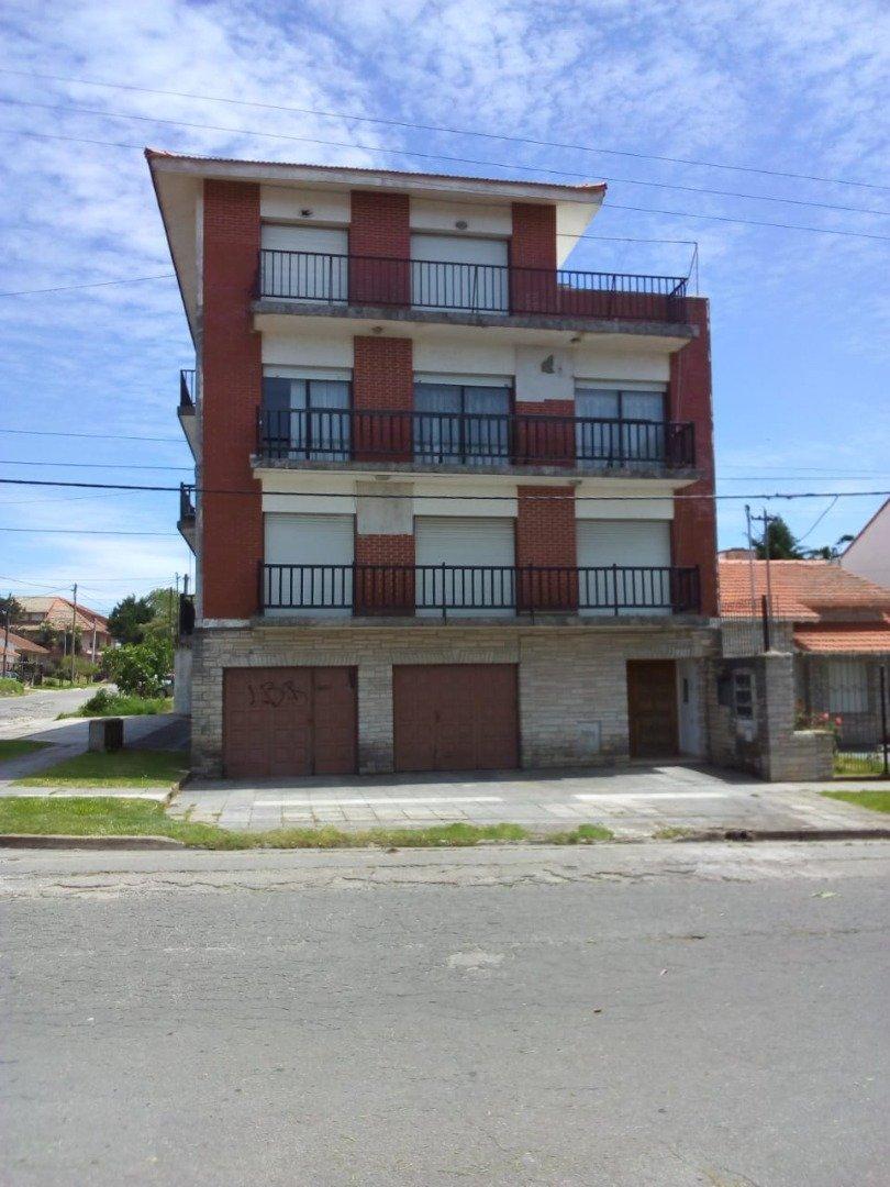 Departamento tres ambientes por escalera en buen estado con cochera