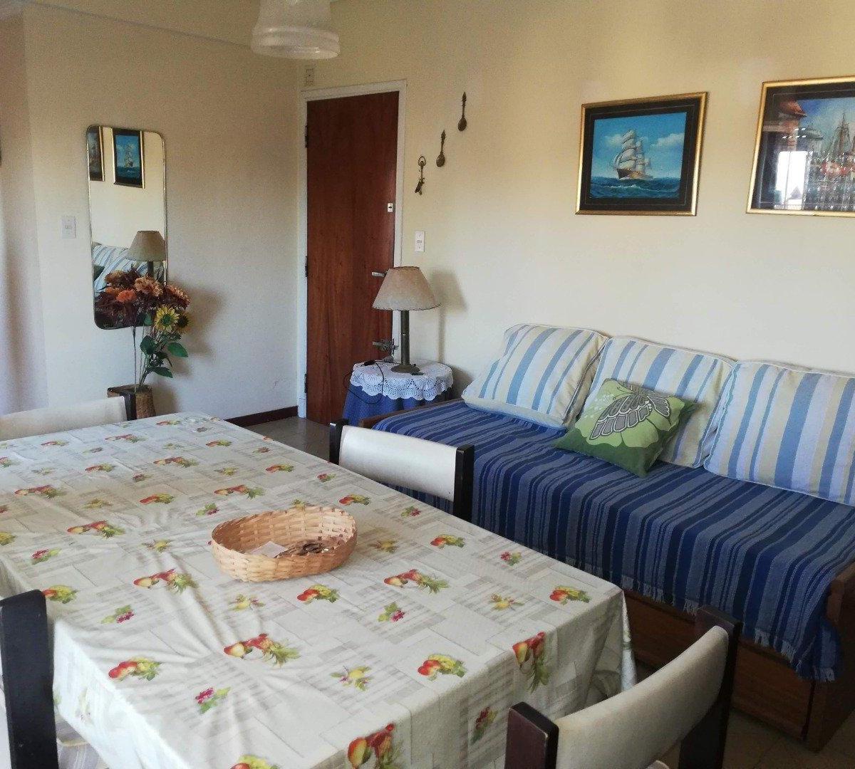 Departamento a dos cuadras de la costa y una de la Av. Mario Bravo. Dispone de un dormitorio, un baño, living comedor, cocina, lavadero, dos balcones. Pequeña vista al mar.