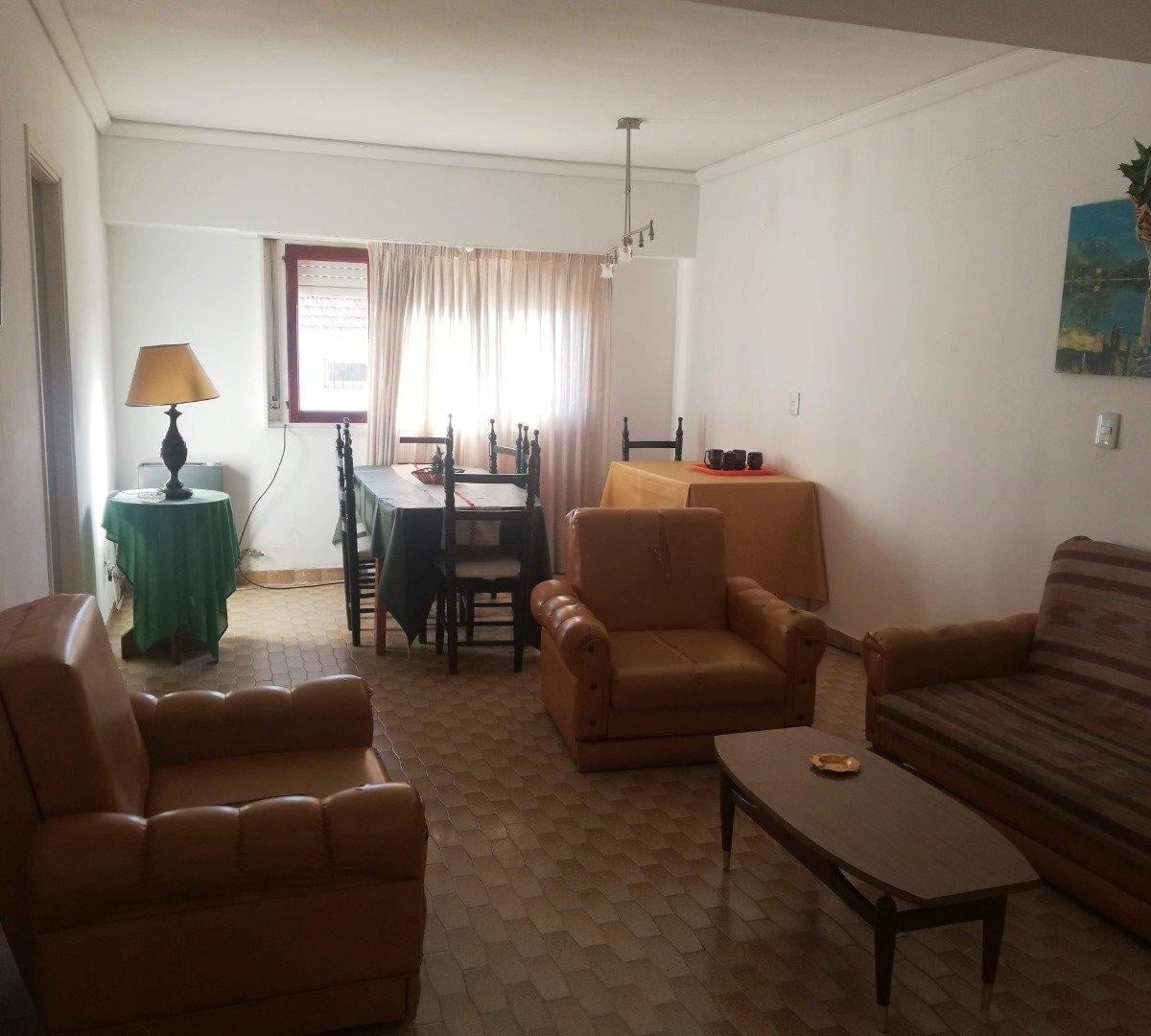 Departamento de tres ambientes en segundo piso, 80m², Punta Mogotes