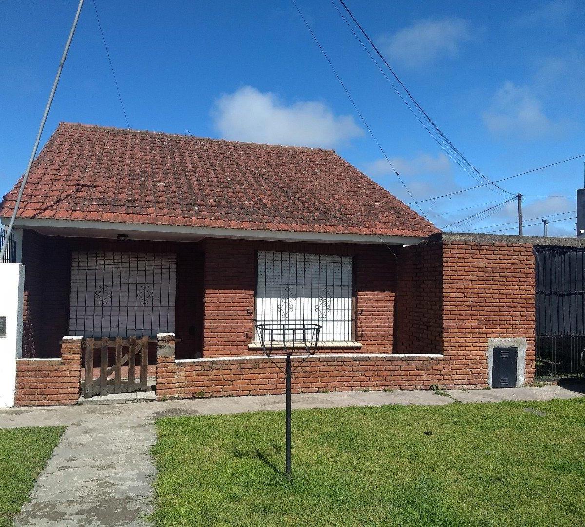 Chalet 3 dorm, 80m² con cochera cubierta — Cerrito Sur