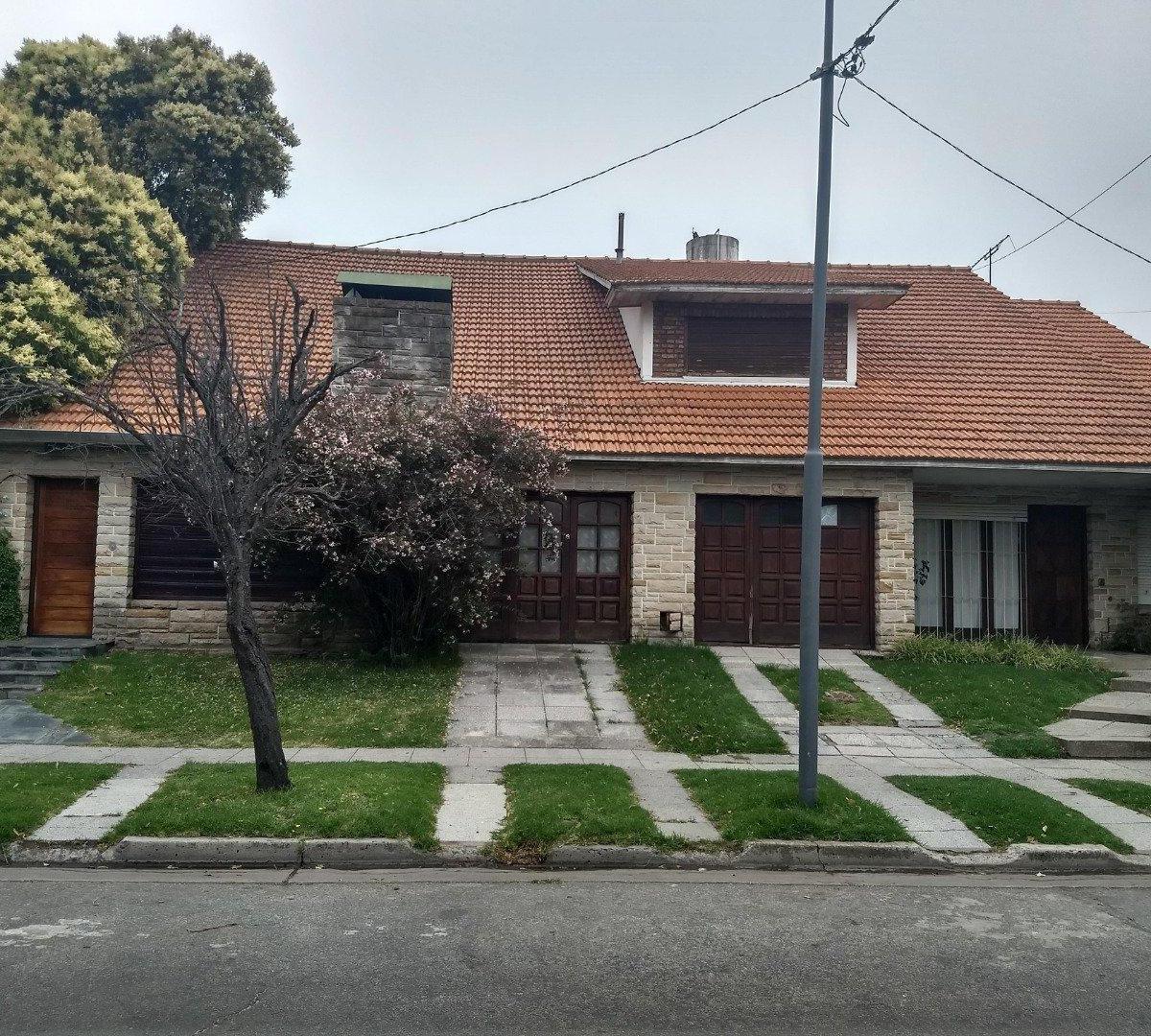 Chalet dividido en dos ph, 500m², 3 dorm, 2 baños, Los Troncos