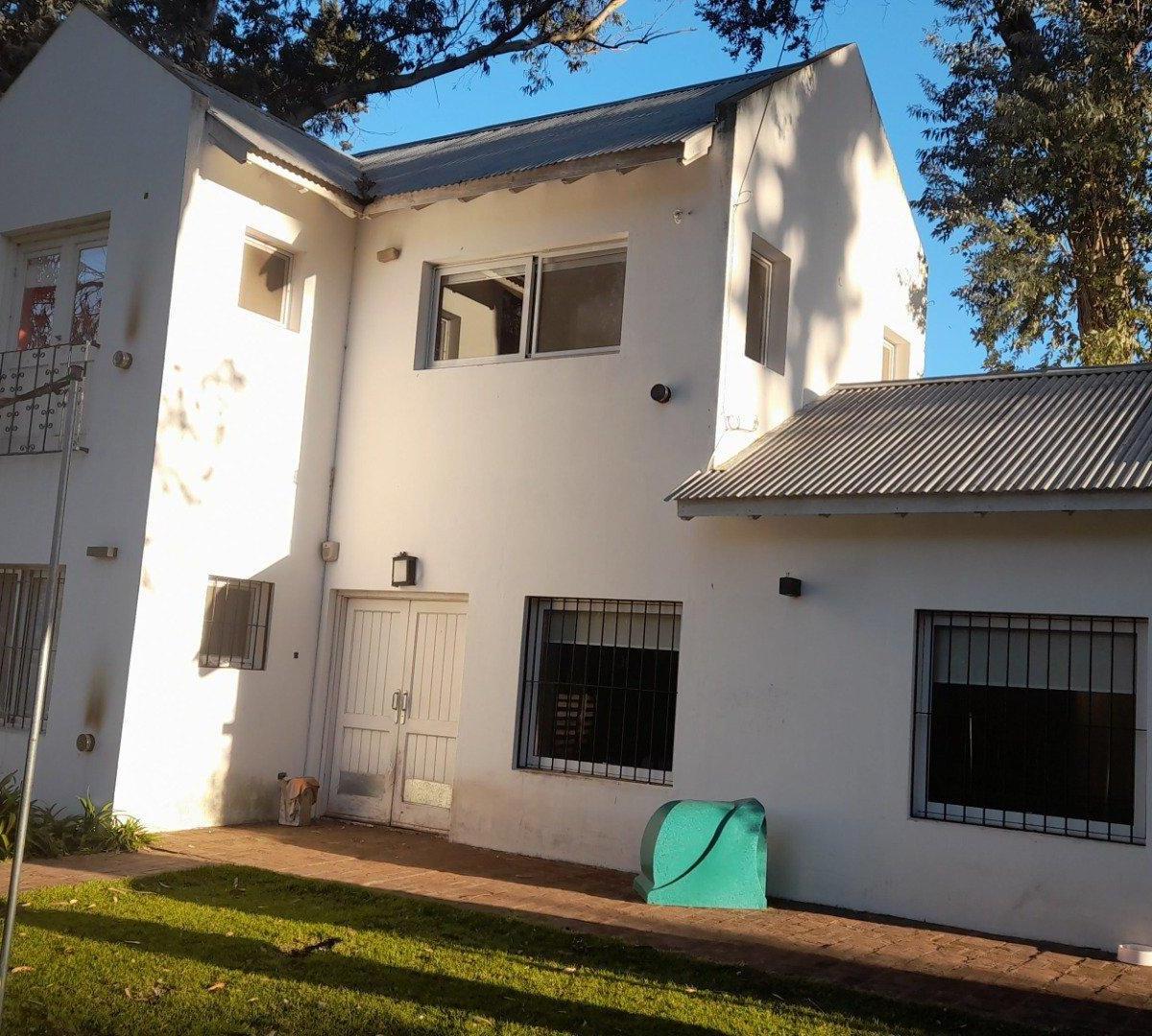 Casa en el Bosque a seis cuadras de la entra principal