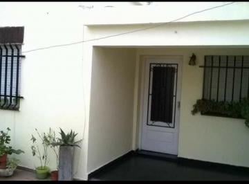 Casa · 120m² · 6 Ambientes · 1 Cochera · Casa con Patio y Cochera Dos Dorm.. Excelente Oportunidad