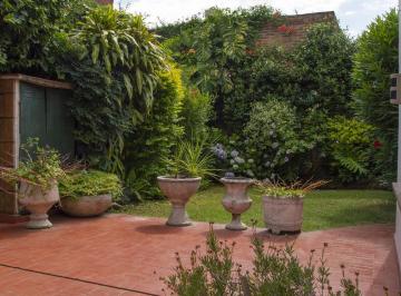 Casa · 181m² · 8 Ambientes · 1 Cochera · Casa - Alberdi - Parrillero - Jardín - Cochera