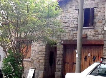 Quinta vacacional · 170m² · 1 Cochera · Chalet en PH de Estilo a Reciclar o Demoler.