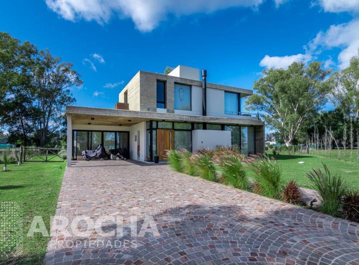 Casa · 1400m² · 4 Ambientes · 4 Cocheras