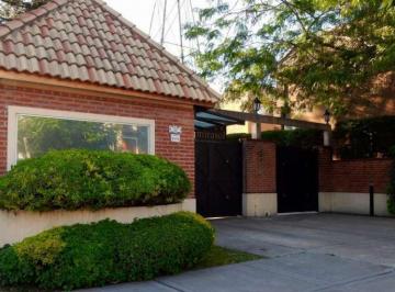 Casa · 130m² · 4 Ambientes · 2 Cocheras · Venta de Triplex de 4 Ambientes con Doble Cochera