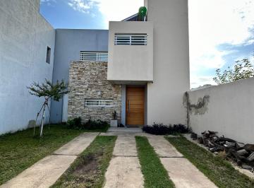 Casa de 3 ambientes, La Plata · Casa en Venta