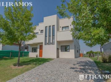Casa · 221m² · 5 Ambientes · Casa - Araucarias