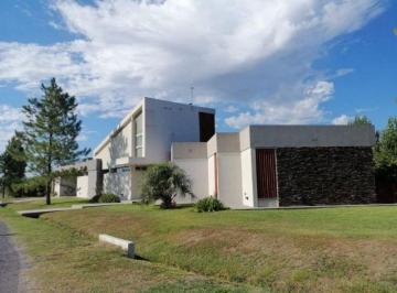 Casa · 386m² · 3 Dormitorios · 1 Cochera · Aires del Llano