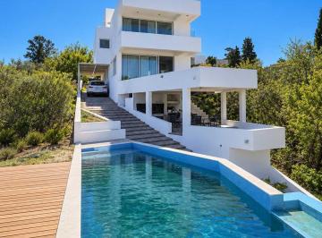 Casa · 319m² · 3 Dormitorios · 4 Cocheras · Villa del Lago: Casa Frente Al Lago con Pileta y Bajada de Lancha
