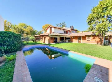 Casa · 172m² · 4 Ambientes · 1 Cochera · Casa en Funes R