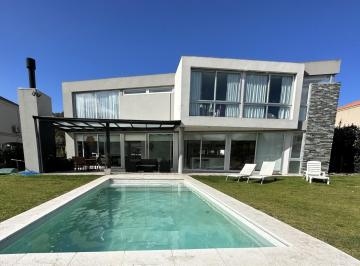 Casa · 250m² · 4 Ambientes · Increible Casa en Alquiler Temporal Barrio Privado Rumenco