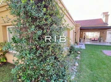 Casa · 175m² · 3 Ambientes · 2 Cocheras · Impecable y Luminosa Propiedad en Una Planta