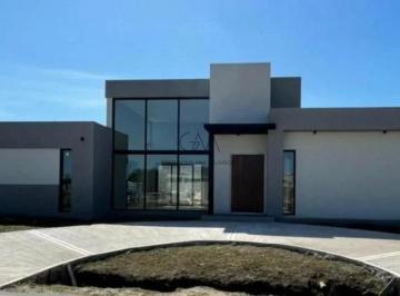 Casa · 150m² · 4 Ambientes · 2 Cocheras · Casa en Alquiler Rumenco Joven