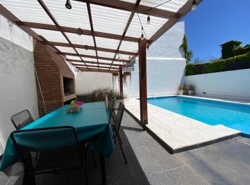 Casa · 133m² · 5 Ambientes · 2 Cocheras · Hermoso Chalet 5 Amb con Pileta y Quincho en Parque Luro