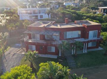 Casa · 347m² · 6 Ambientes · 1 Cochera · 20 m de La Playa en Relajada Localidad