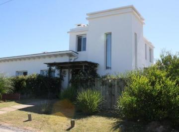 Casa · 225m² · 4 Ambientes · 2 Cocheras · 3 Dorm. | Los Picaflores