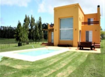 Casa · 220m² · 4 Ambientes · 3 Dorm. | Camino Medellin