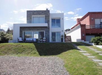 Casa · 240m² · 6 Ambientes · 1 Cochera · 5 Dorm. | Ruta 10