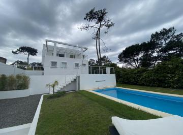 Casa · 300m² · 4 Ambientes · 1 Cochera · 3 Dorm. | Manantiales - Manantiales