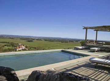 Casa · 250m² · 5 Ambientes · 2 Cocheras · 4 Dorm. | Camino Eguzquiza