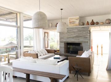 Casa · 230m² · 4 Ambientes · 2 Cocheras · ¡Interesados Vendedores!