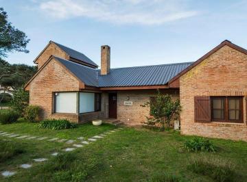Casa · 180m² · 4 Ambientes · 4 Dorm. | Agamemnon