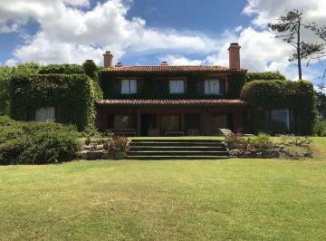 Casa · 220m² · 5 Ambientes · 4 Dorm. | Victoria