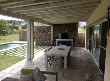 Casa · 200m² · 5 Ambientes · 1 Cochera · Casa - Club del Mar
