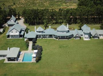 Campo · 400m² · 9 Ambientes · 2 Cocheras · Vientos del Este