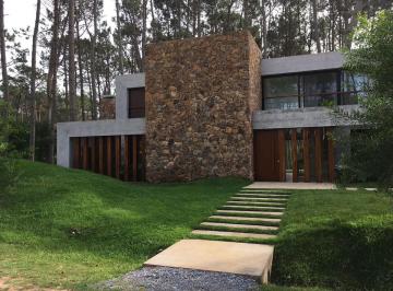 Casa · 250m² · 6 Ambientes · Casa - Laguna Blanca