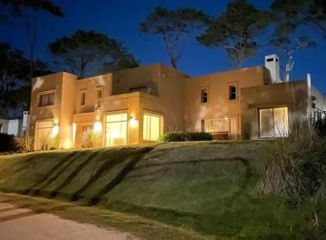Casa · 350m² · 5 Ambientes · 1 Cochera · Casa - Laguna Blanca