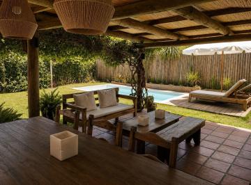 Casa · 360m² · 4 Ambientes · 1 Cochera · Casa en La Barra | 3 Dorm., Jardín y Excelente Ubicación