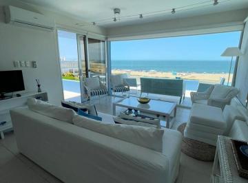 Departamento · 78m² · 3 Ambientes · 1 Cochera · Apartamento en Alquiler de 2 Dorm. en Frente Al Mar