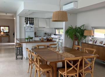 Casa · 220m² · 5 Ambientes · 2 Cocheras · Casa - Montoya