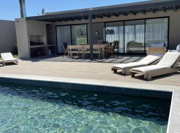 Casa · 245m² · 5 Ambientes · Casa en Pueblo Mio!