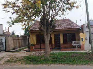 Casa de 3 ambientes, Berazategui · Chalet de Dos Dorm. en Amplio Lote