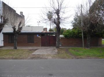 Casa · 140m² · 3 Ambientes · 1 Cochera · Casa en Venta en Gonnet