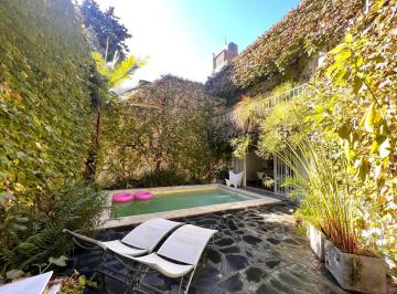 Casa · 200m² · 4 Ambientes · 2 Cocheras · Excelente Casa de 3 Dorm. con Jardín Patio y Parrilla!