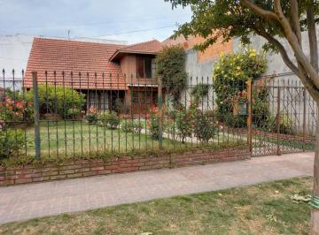 Casa · 162m² · 5 Ambientes · 2 Cocheras · Impecable Chalet 5 Ambientes con Parque de Estilo Zona Bernardino Rivadavia