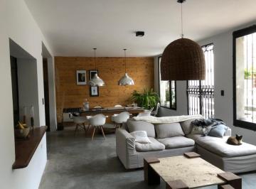 Casa · 250m² · 6 Ambientes · 1 Cochera · Muy Linda Casa en Venta a Minutos del Centro de La Ciudad