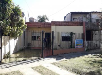 Casa de 3 ambientes, Morón · Morón Sur - Casa de 3 Ambientes con Cochera - Jardin Frente y Fondo - Muy Buen Estado