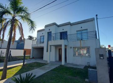 Casa · 200m² · 4 Ambientes · 2 Cocheras · Venta Casa 4 Amb Barrio El Pato Berazategui