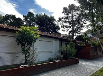 Casa · 211m² · 4 Ambientes · 3 Cocheras · Gran Chalet Centrico en Importante Esquina de San Bernardo