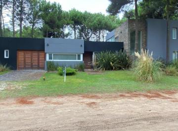 Casa · 250m² · 5 Ambientes · 1 Cochera · Moderna Casa en Venta en Selene Esq. Etoneo, Zona Norte - Pinamar. 4 Dorm. - Gas Natural