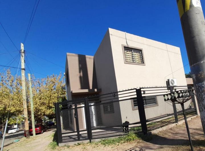 Casa · 90m² · 3 Dormitorios · 2 Cocheras