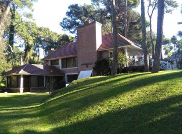 Casa · 212m² · 7 Ambientes · Cod 152 Alquiler y Venta! Excelente Ubicación